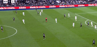 体彩-吕迪格庆祝居莱尔进球时拍打皮塔奇头部,导致小将身体一晃